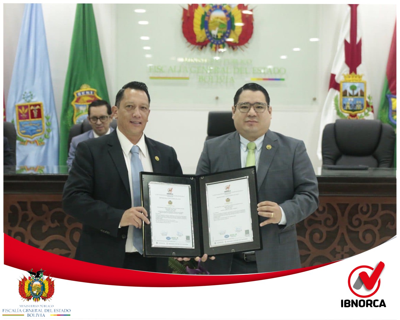 Ing. Julio Palomo hace la entrega del certificado ISO 9001 a la Fiscalia